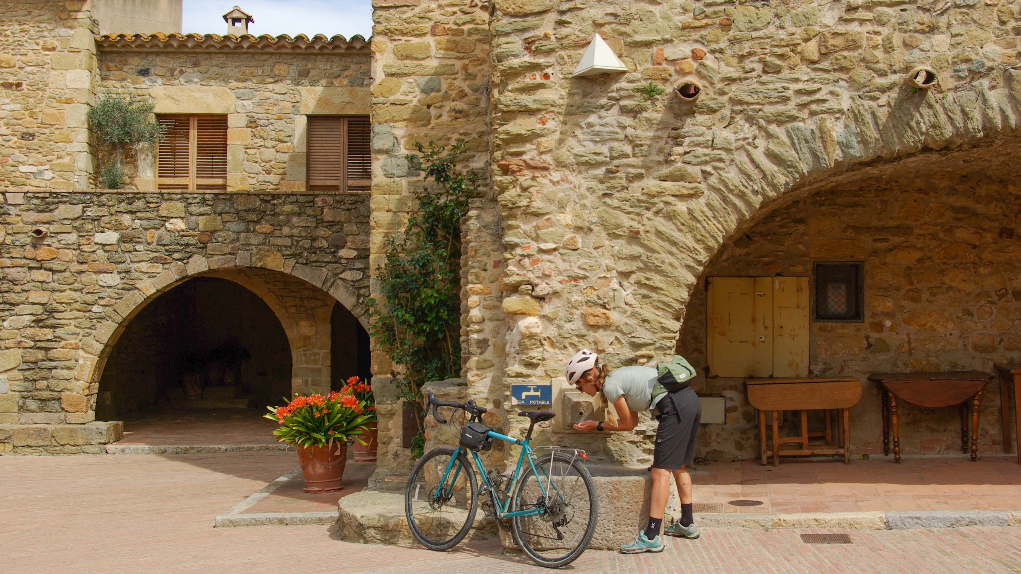 cycliste et falaises