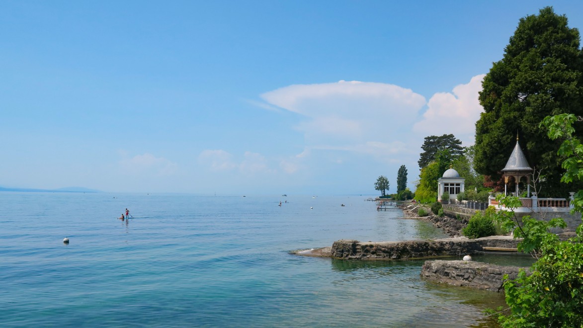 Bord du Lac Léman avec petites plages tranquilles, jolis jardins privés et paddle sur l'eau