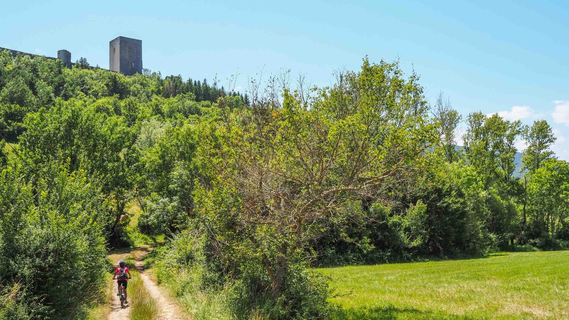 cycliste VTC château en haut de la colline