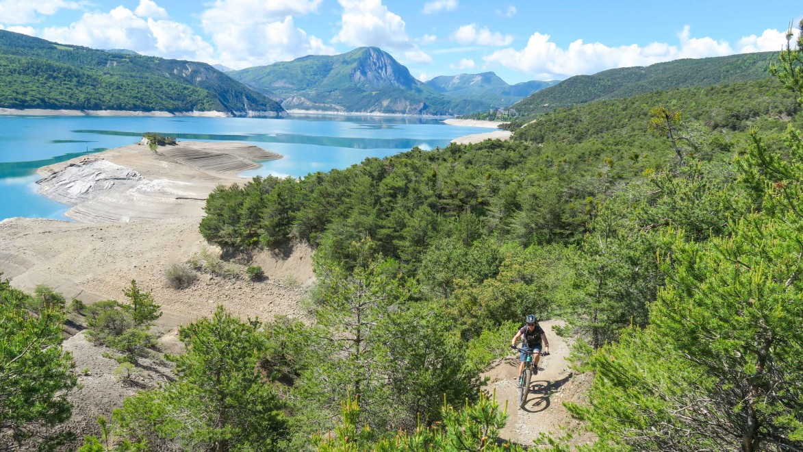 vttiste au dessus du lac de serre-poncon