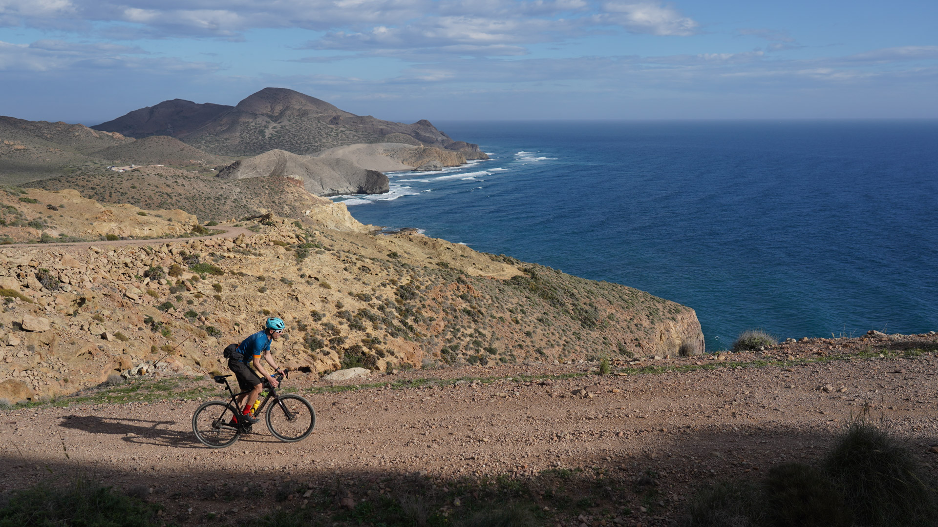 cycliste gravel sur une piste qui longe la côte à proximité d'almeria