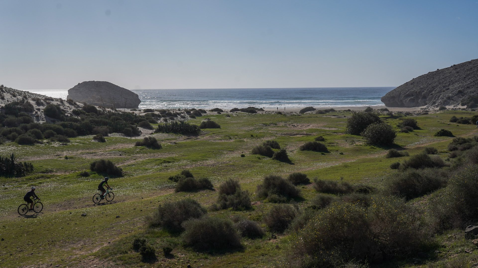 Playa de Mónsul bordée de roches volcanique dans la province d'Almeria