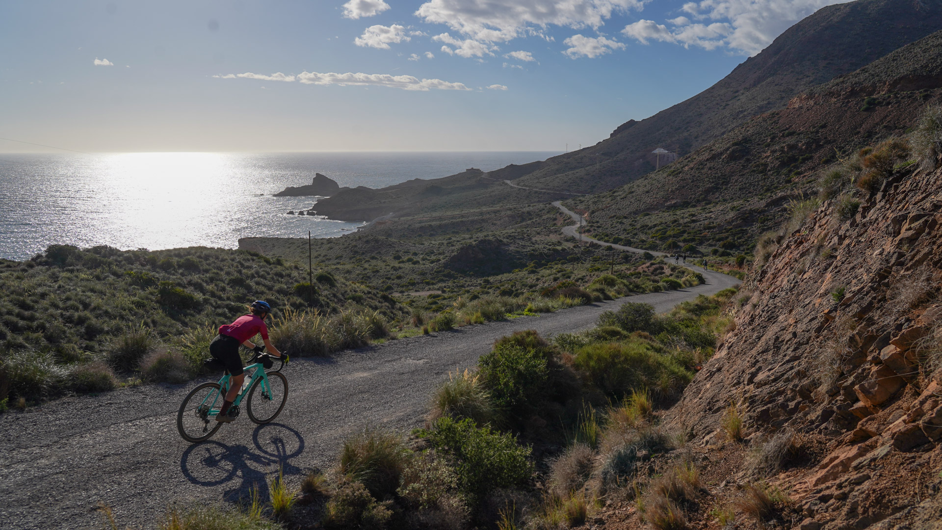 cycliste gravel faisant l'ascension de la sierra de Cabo de Gata