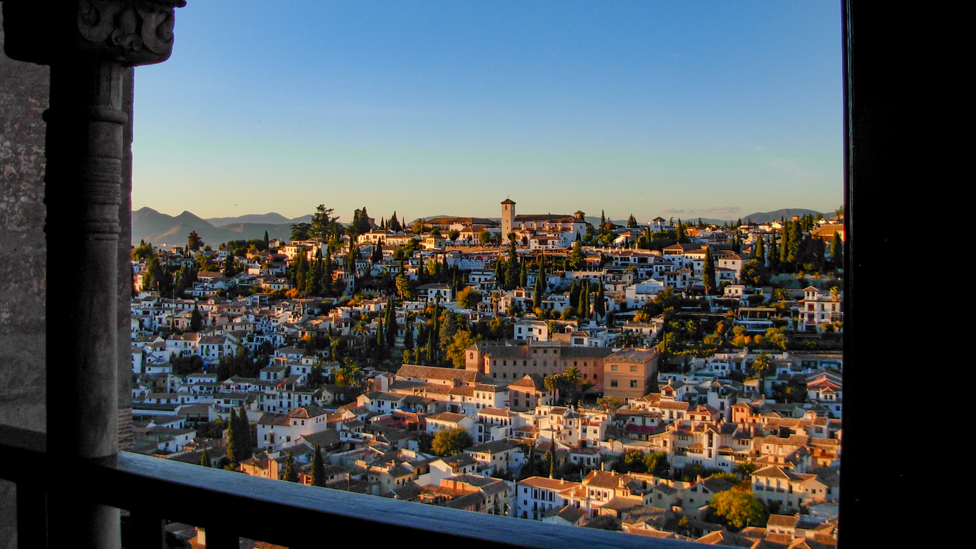 Grenade en Andalousie, vue depuis la Alhambra, palais médiéval à Grenade.