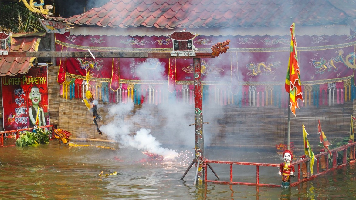 feux de Bengale devant un temple au Vietnam