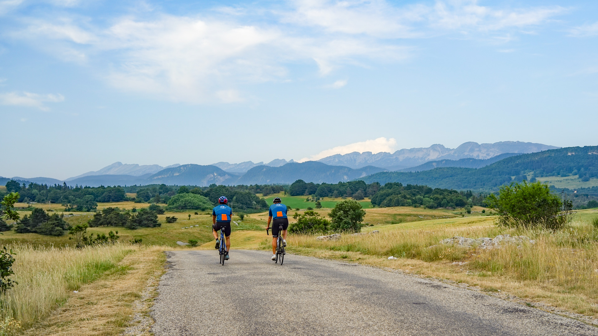 deux cyclistes sur une petite route sauvage à proximité de Vassieux-en-Vercors