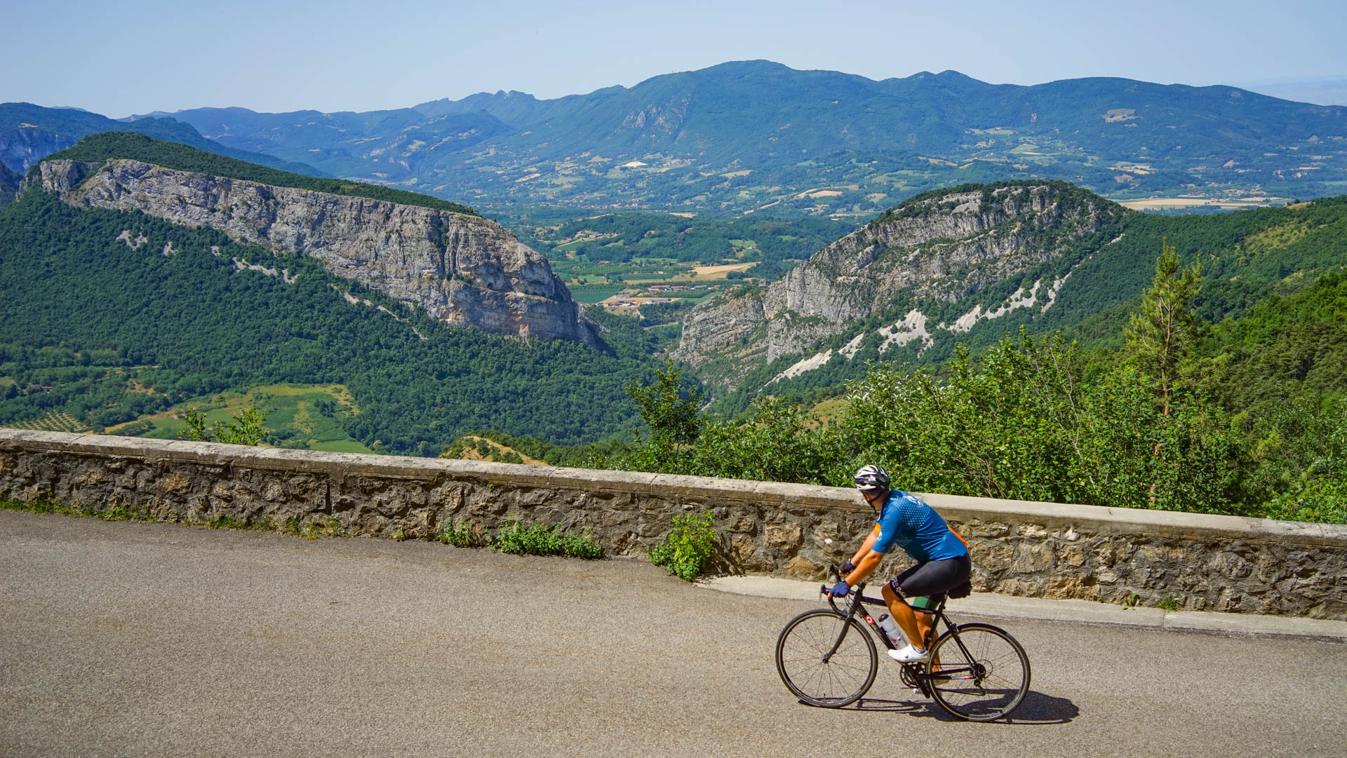 cycliste en direction des gorges du Nan dans le Vercors