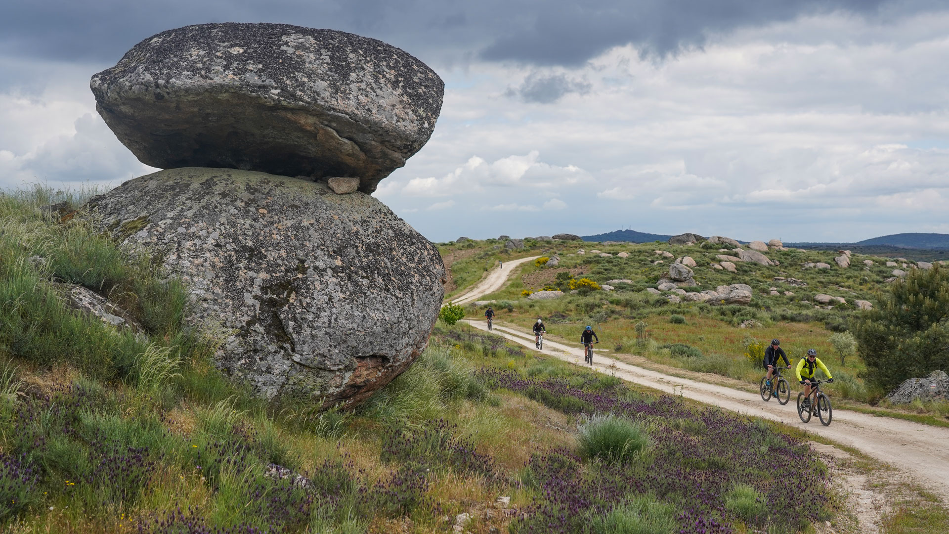 bloc de granit au Portugal avec des VTT qui passent