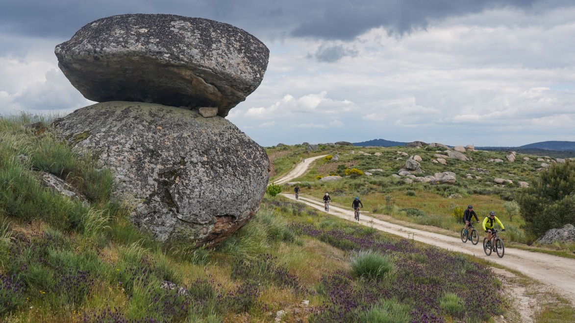 bloc de granit au Portugal avec des VTT qui passent