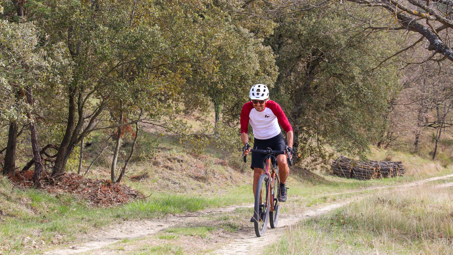 un cycliste en gravel dans le Luberon