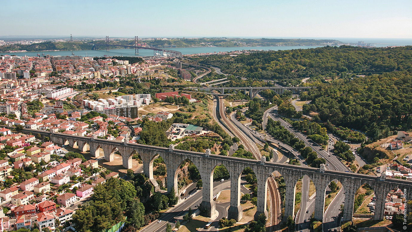 vue aérienne de l'aqueduc des eaux libres à Lisbonne