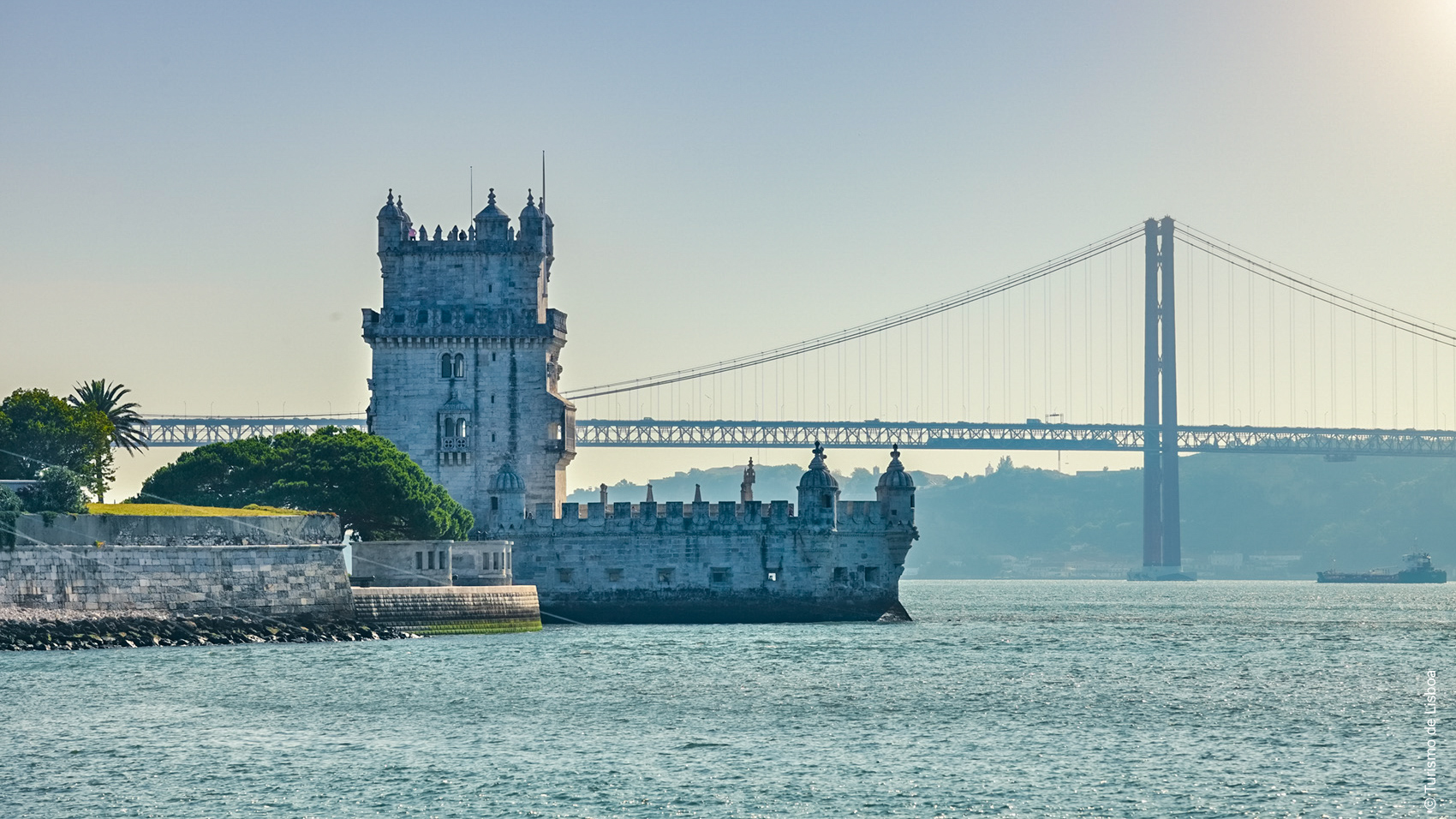 Tour de Belem et pont suspendu à Lisbonne