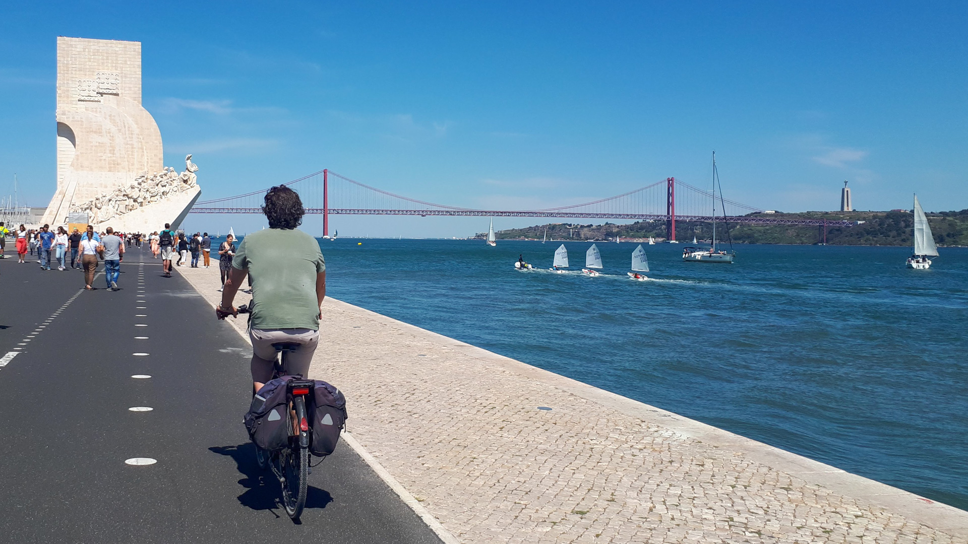 cycliste à Lisbonne avec en arrière-plan le 