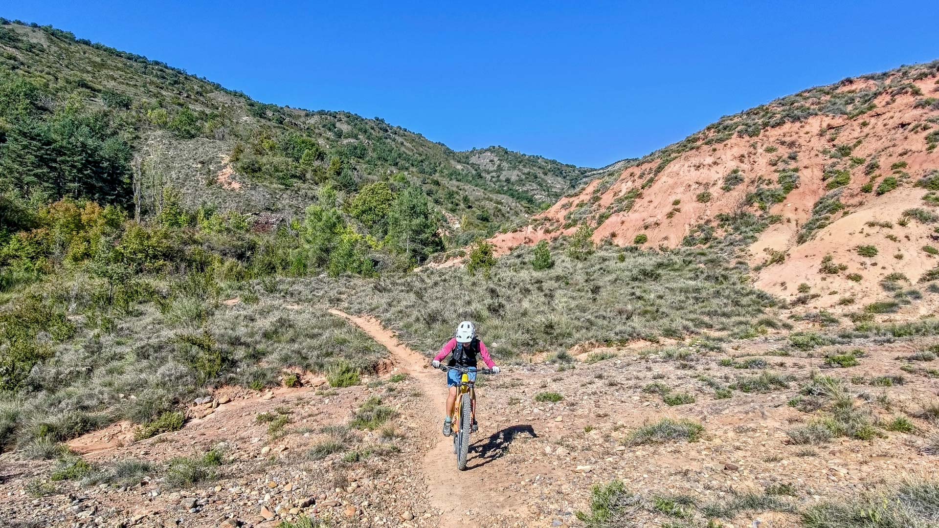une femme à VTT vient vers nous sur un sentier monotrace VTT en Espagne