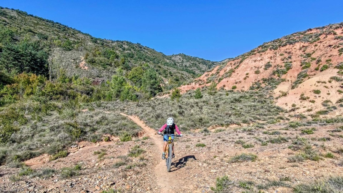 une femme à VTT vient vers nous sur un sentier monotrace VTT en Espagne