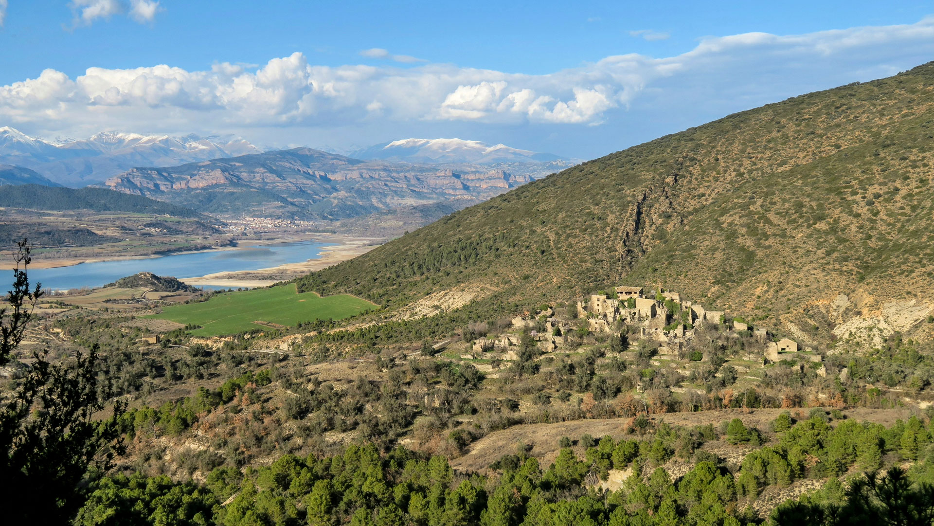 panorama sur le lac de Tremp et les Pyrénées