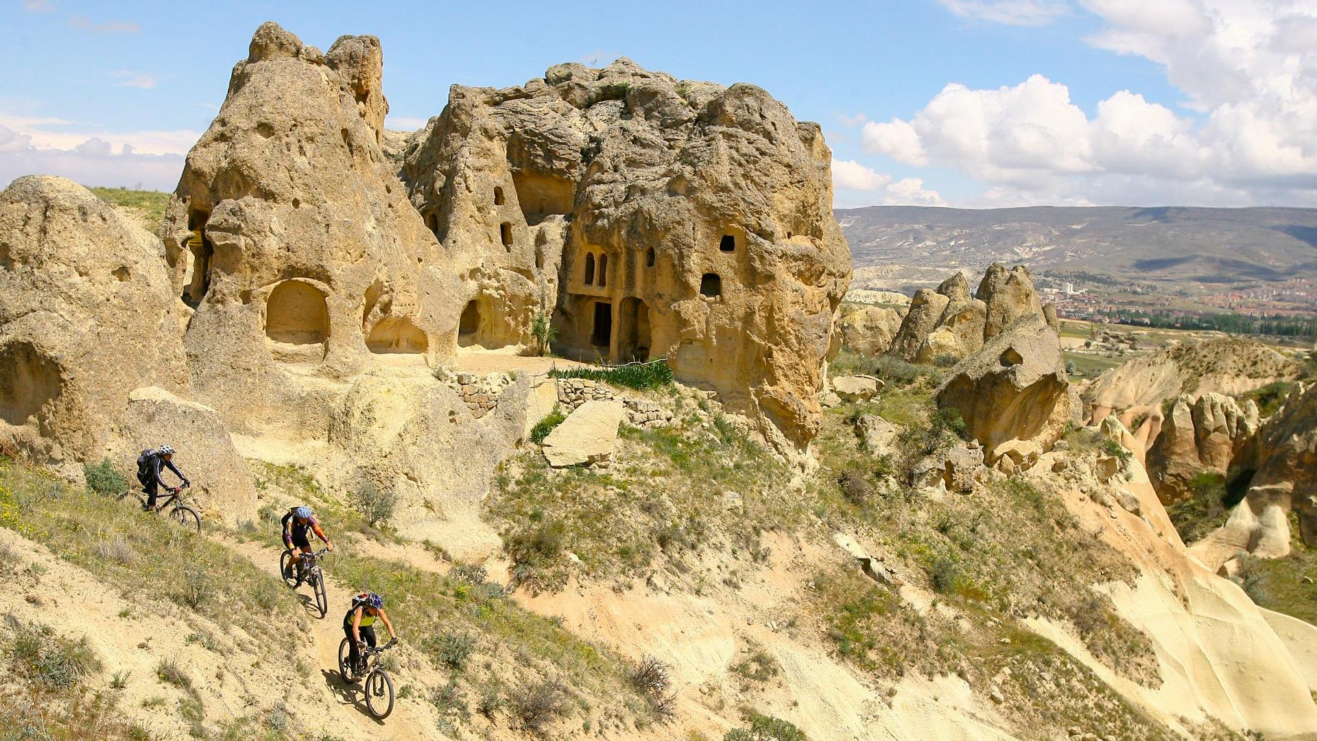 des églises troglodytes ont été creusées dans la roche