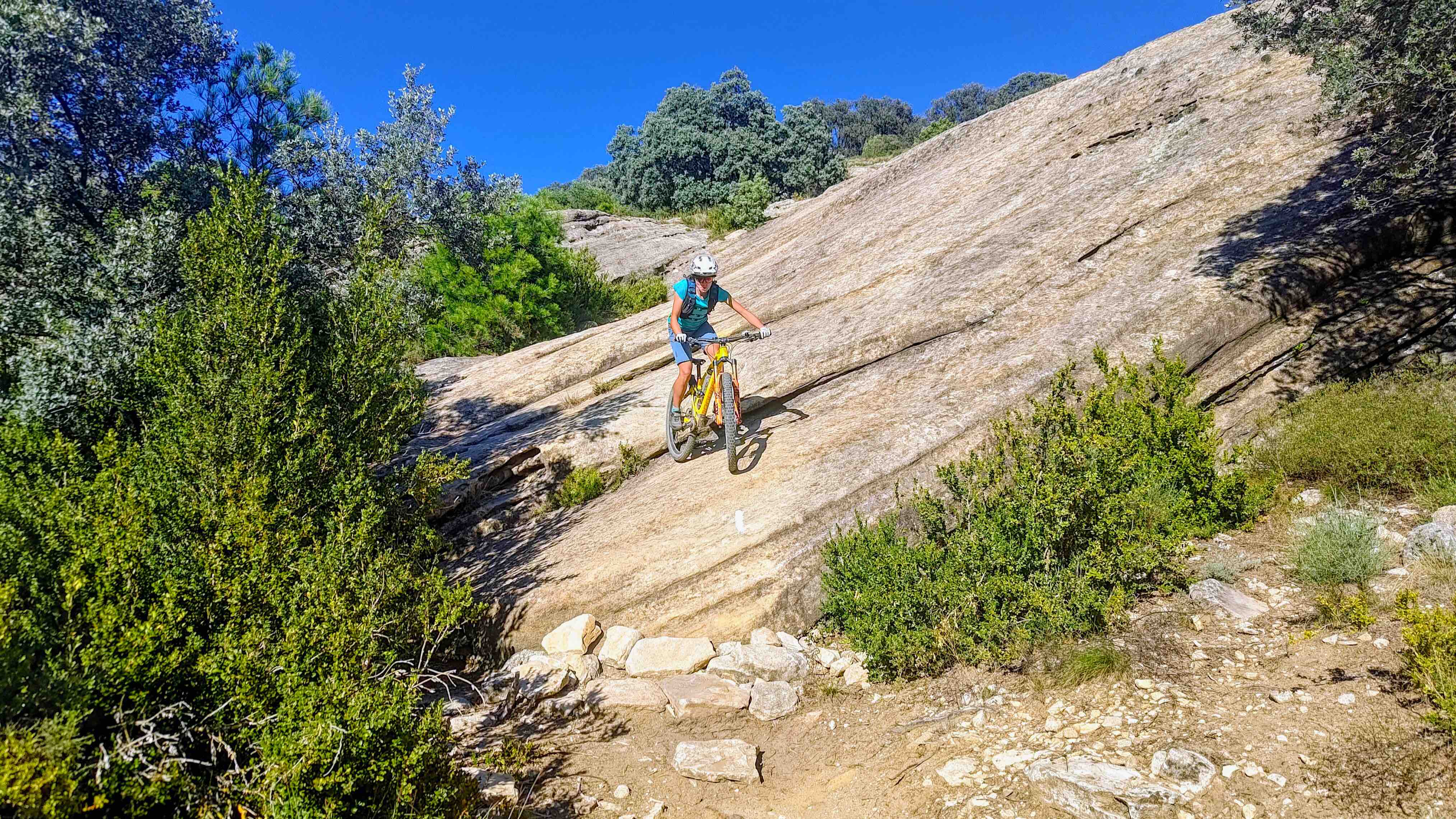famme à vtt dans slickrock, l'un des incontournables du coin