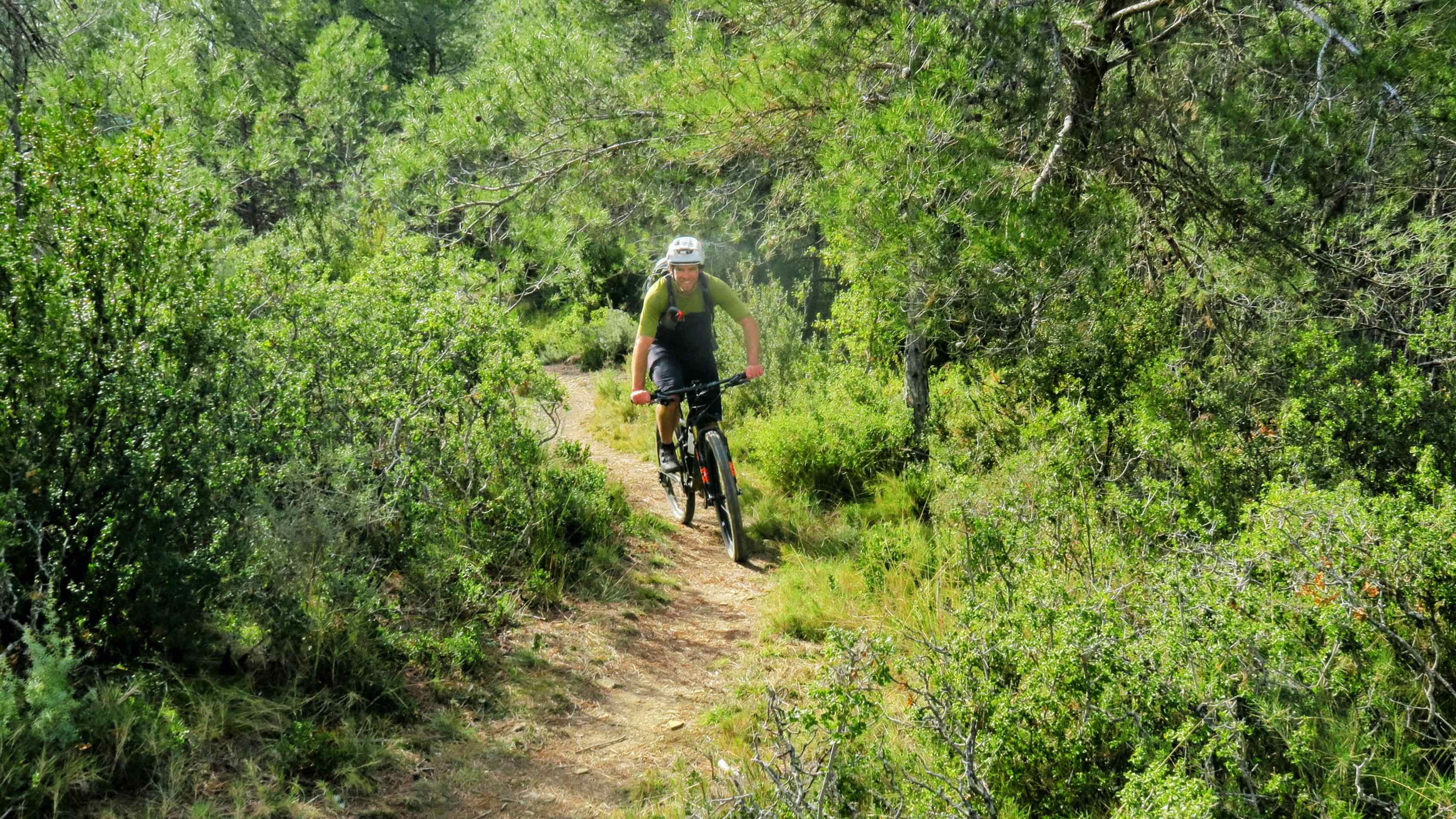 homme à vtt un superbe single track joueur typé enduro