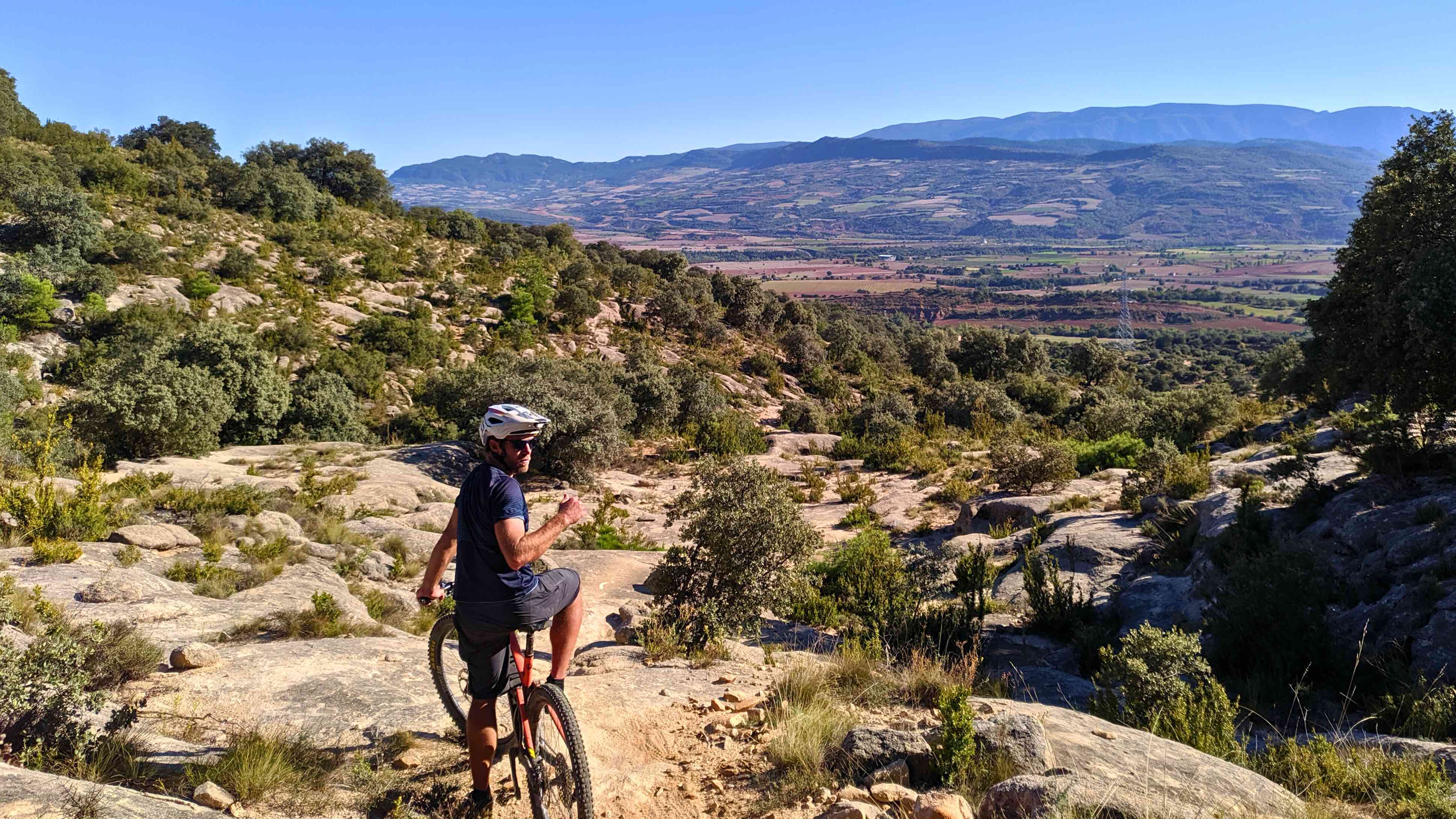 homme à vtt dans roques pedales, très belle descente enduro