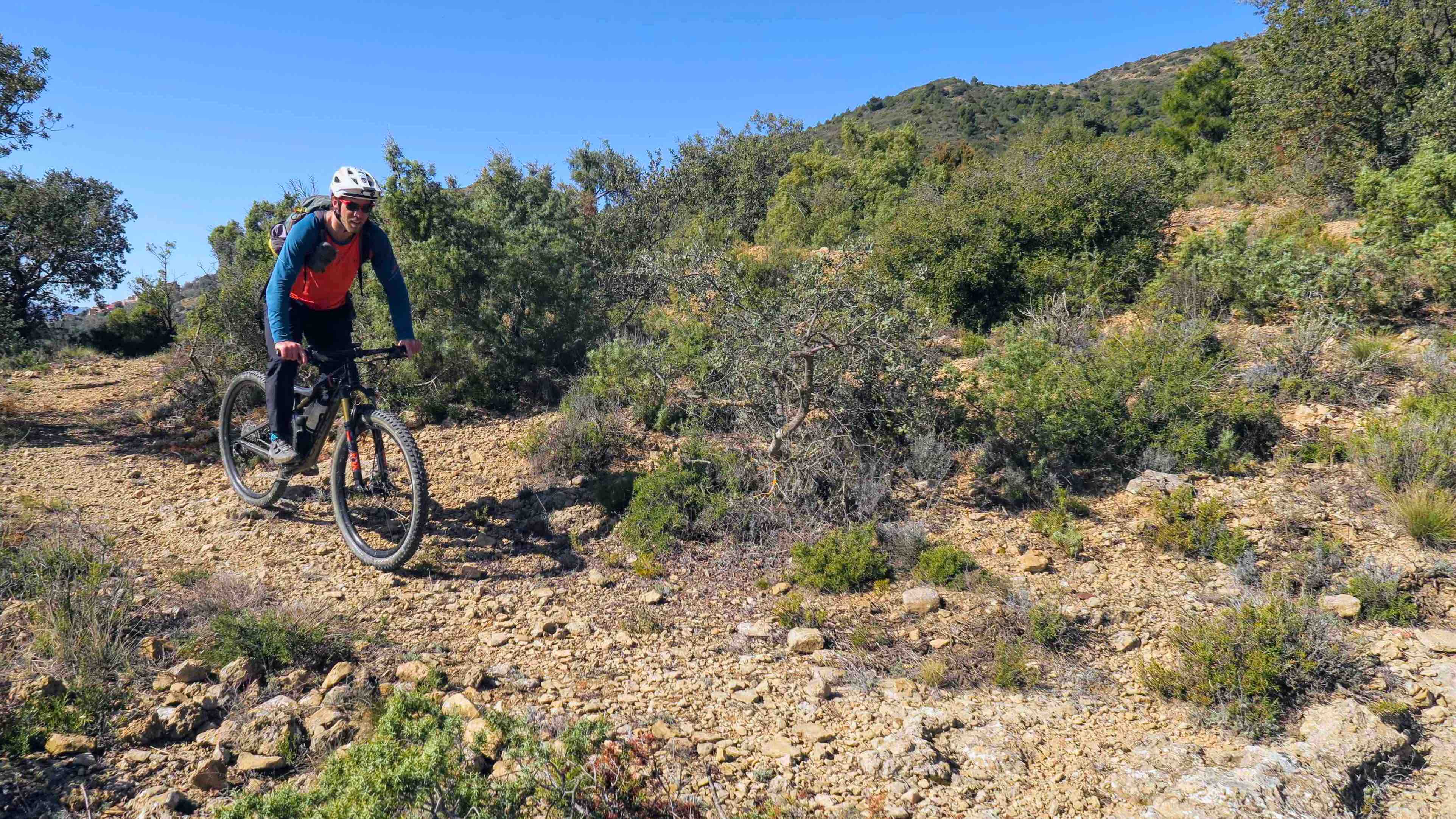 vétériste sur un singletrack près d'Orcau et ses traces de dinosaures