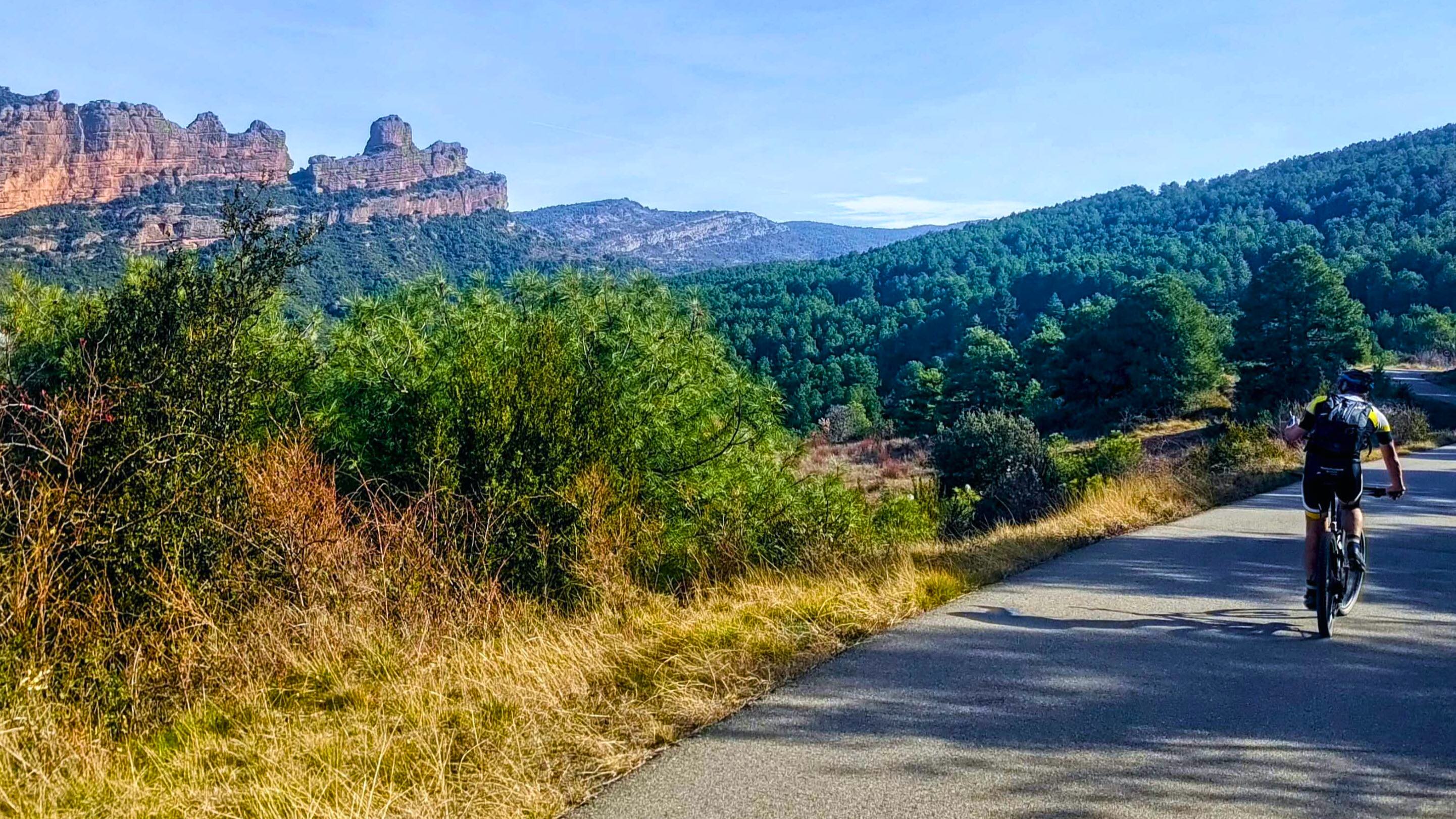 cycliste devant l'espace naturel protégé de collegats-queralt