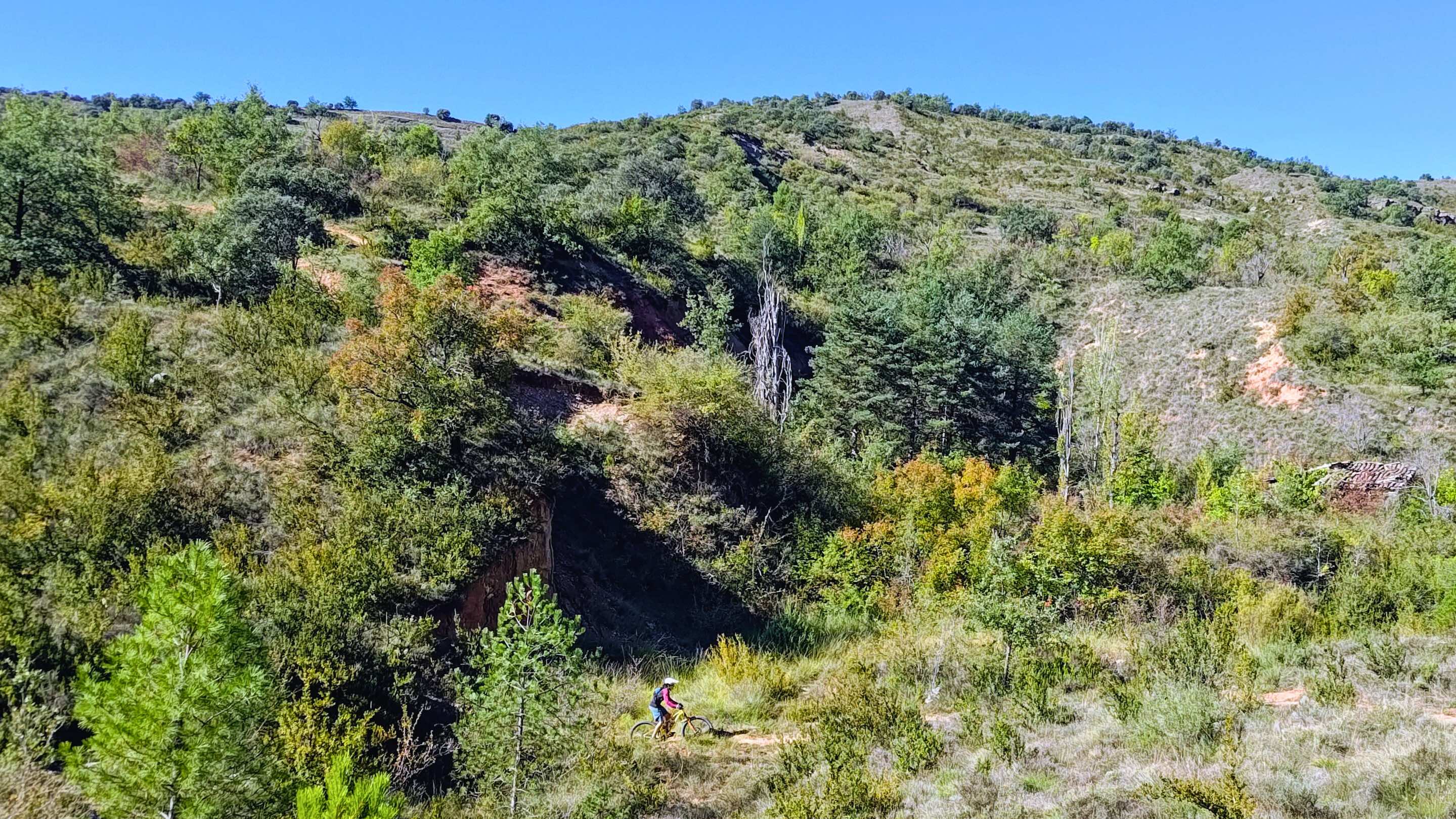 femme faisant du VTT dans la région de Tremp