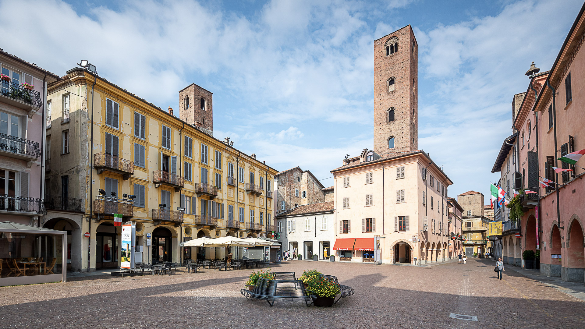 Piazza del palazzo del comune de Alba et ses tours médiévales