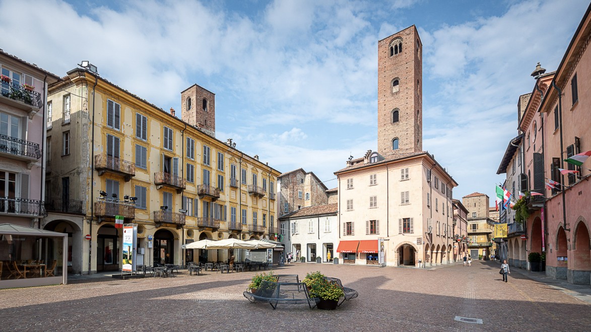 Piazza del palazzo del comune de Alba et ses tours médiévales