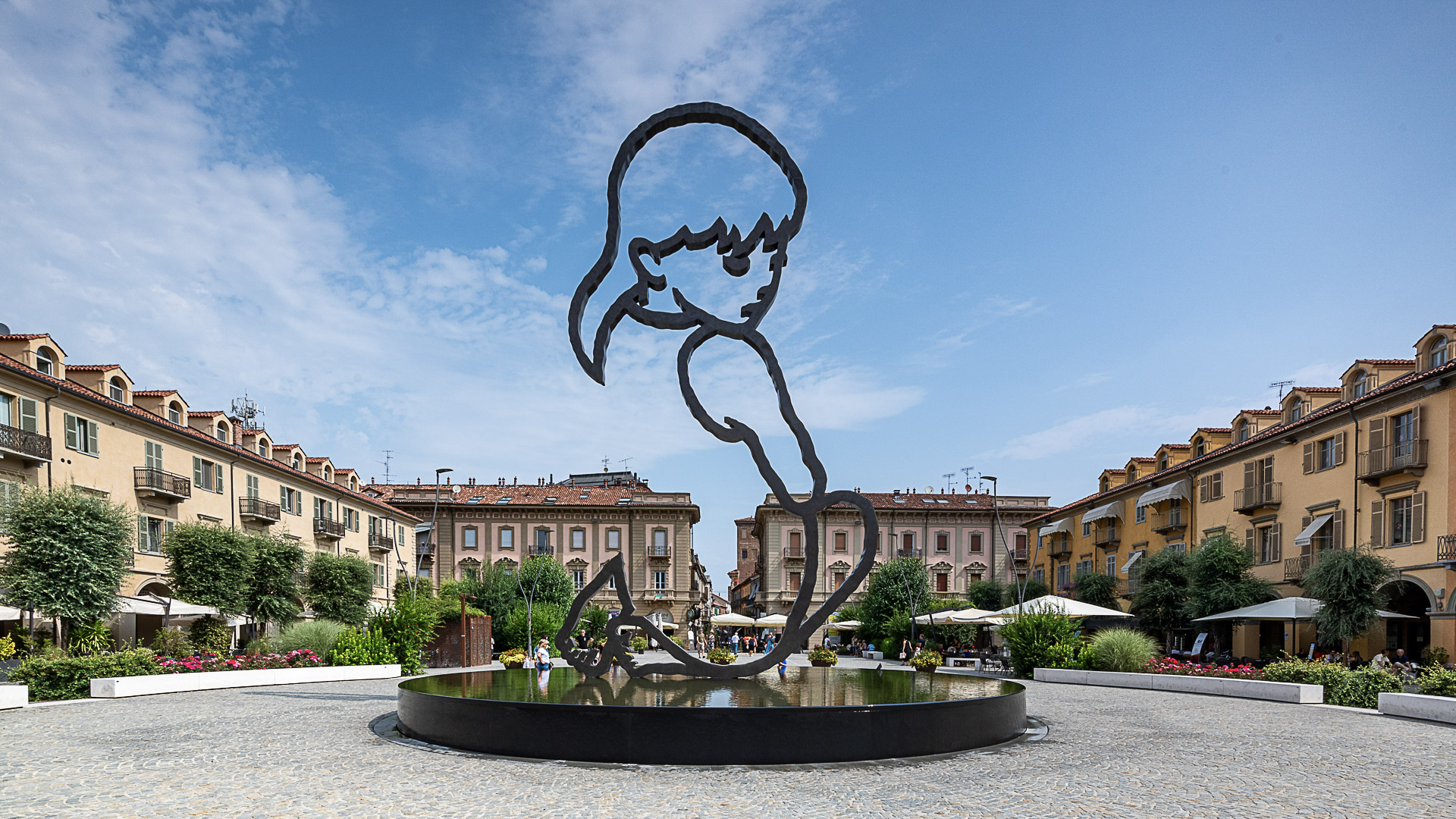 Structure en métal de Valerio Berruti sur la Piazza Michele Ferrero dans le village d'Alba