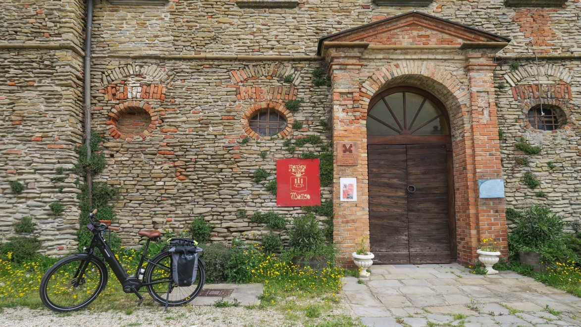 Vélo devant Enoteca del Moscato en Italie