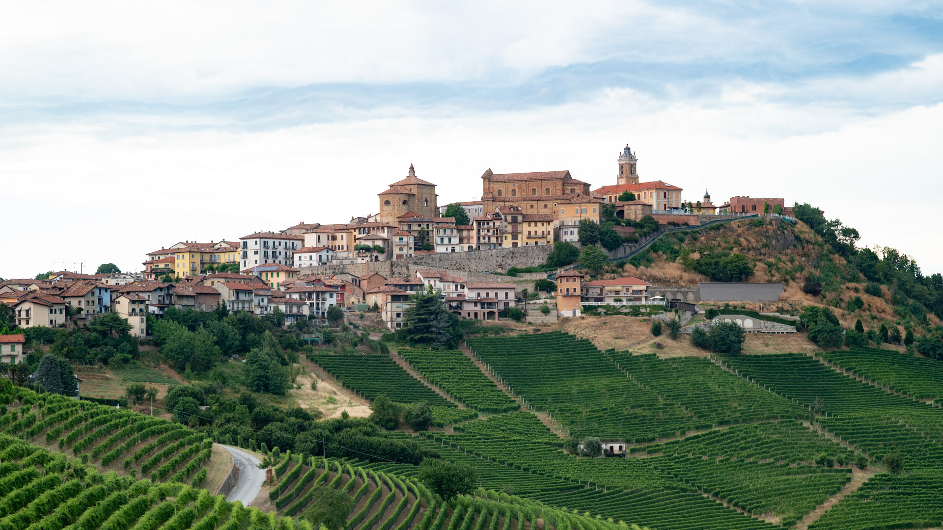 petit village perché sur une colline dans le Barolo italien