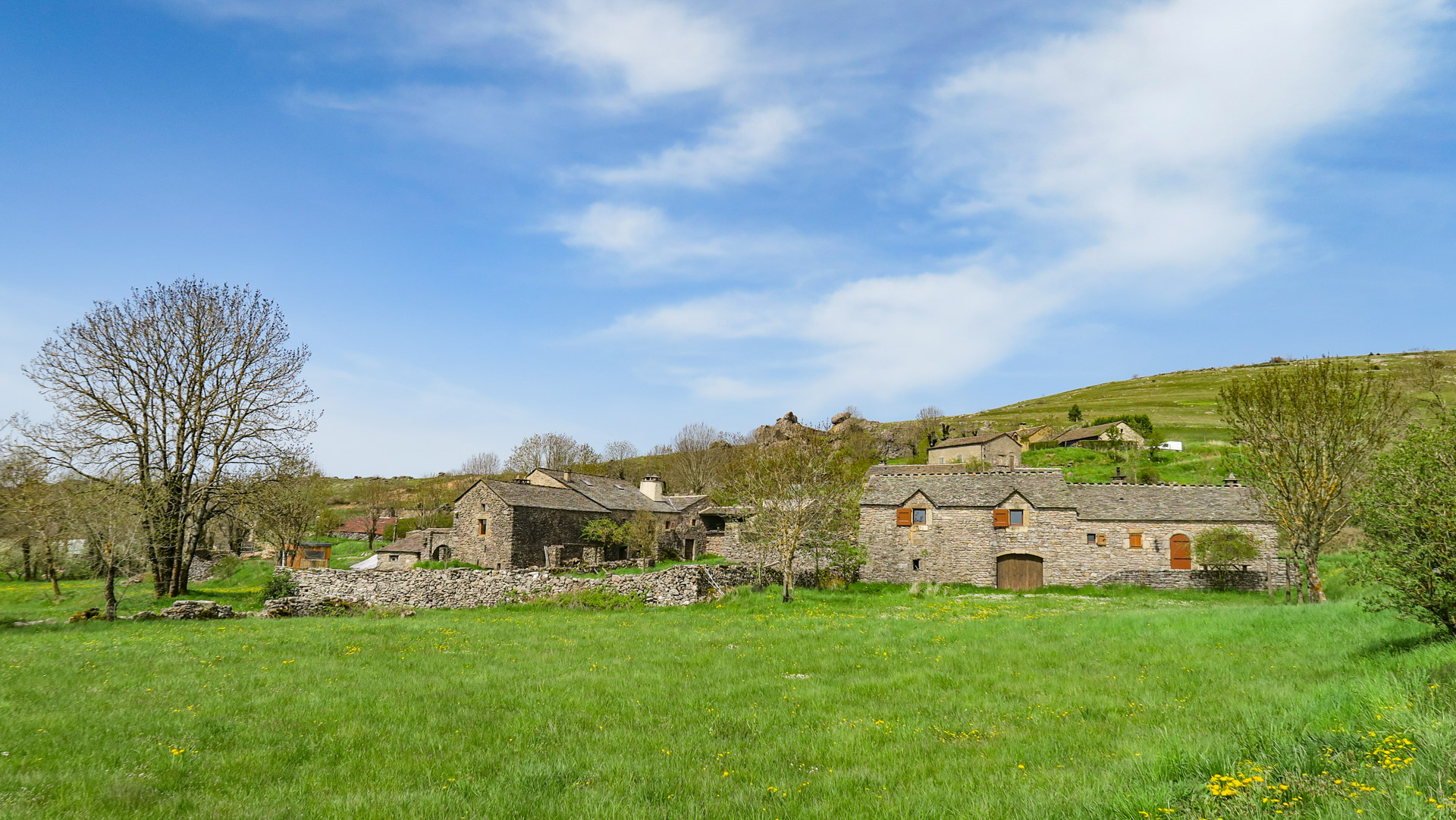 hameau en pierre dans les causses
