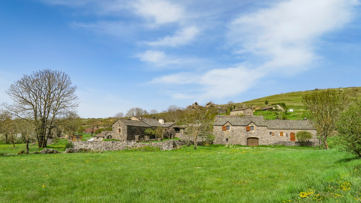 hameau en pierre dans les causses