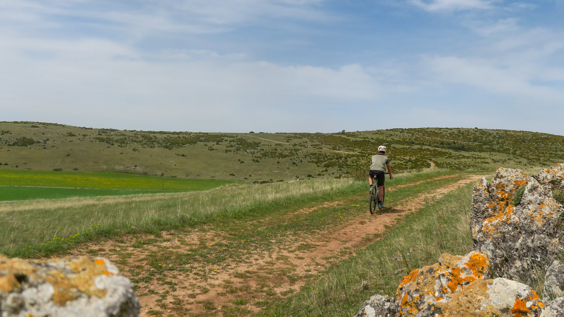 cycliste gravel sur une piste du Causse Mejean