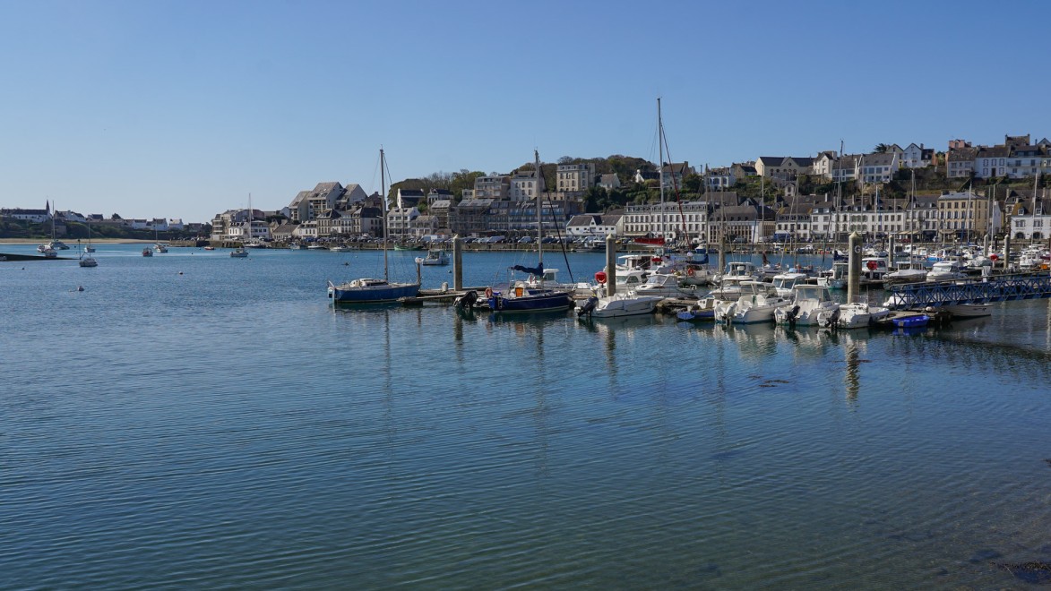 petit port de pêche d'Audierne en Bretagne