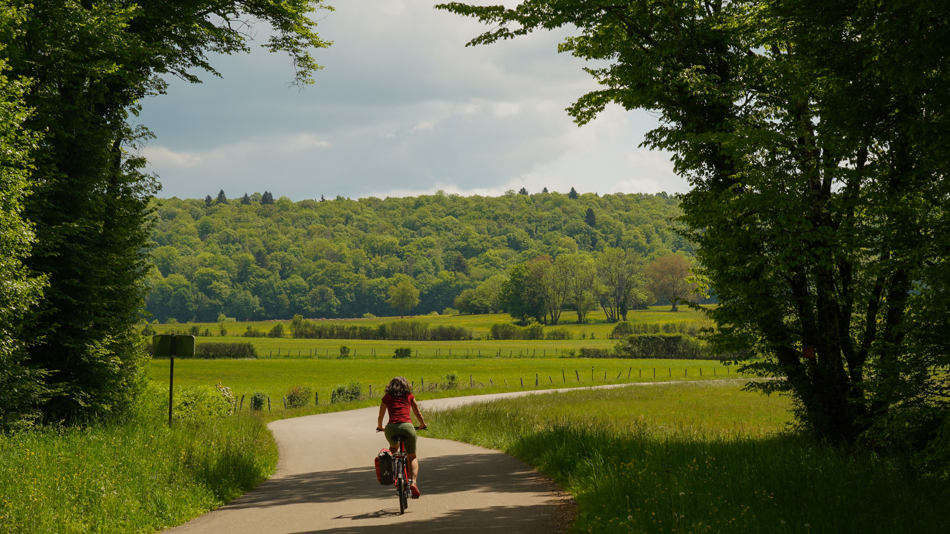 femme à vélo dans le Jura