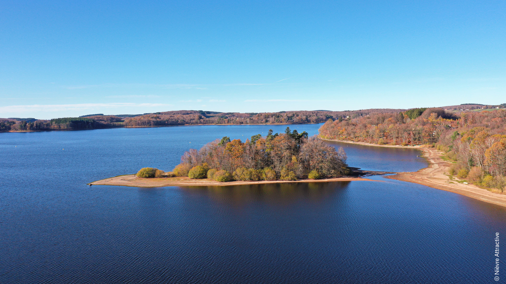 vue aérienne du Lac des Settons