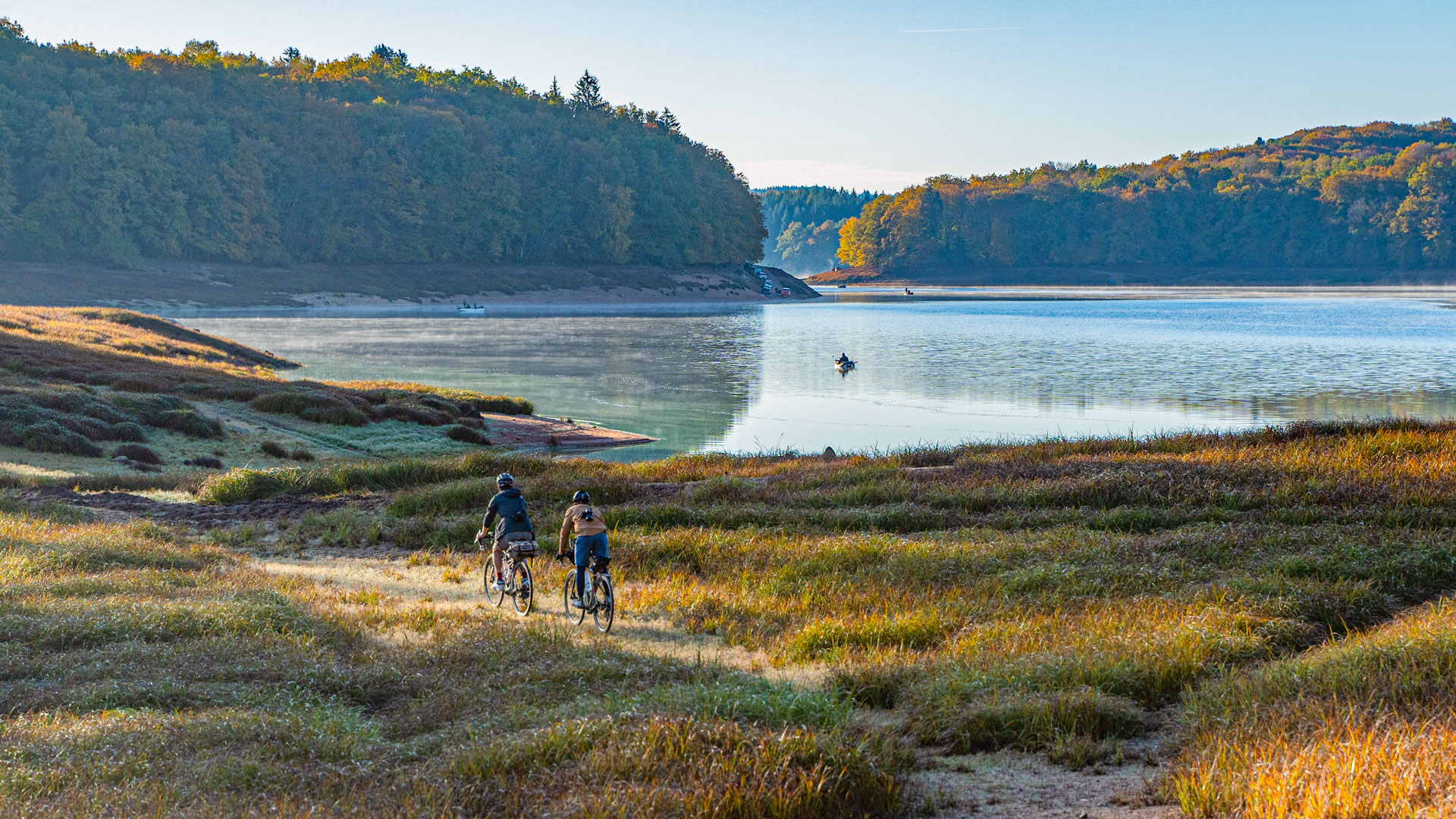 deux cyclistes gravel au bord du lac des settons