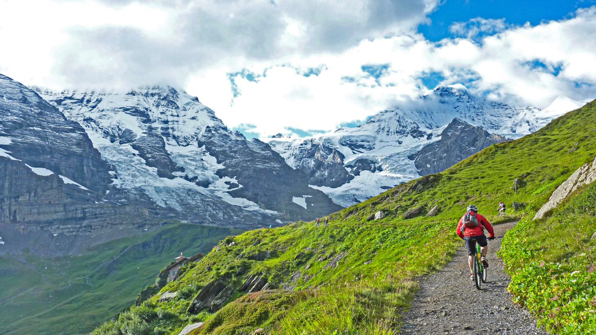 vététiste sur une piste d'altitude avec un glacier d'altitude