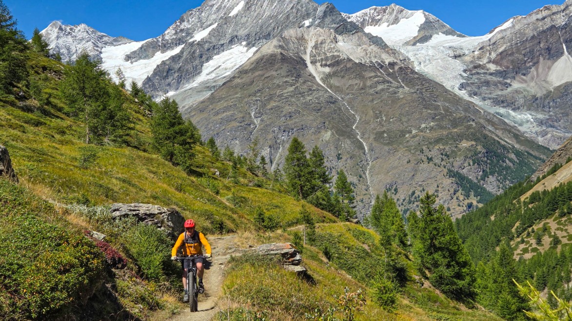 vététiste sur un sentier de montagne avec en arrière plan le mont cervin
