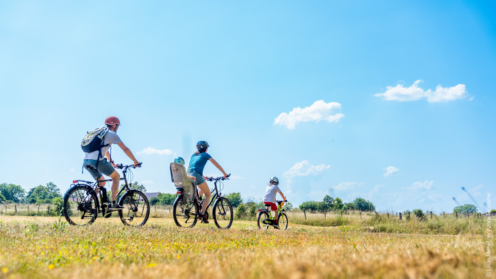 Famille à vélo dans le Jura
