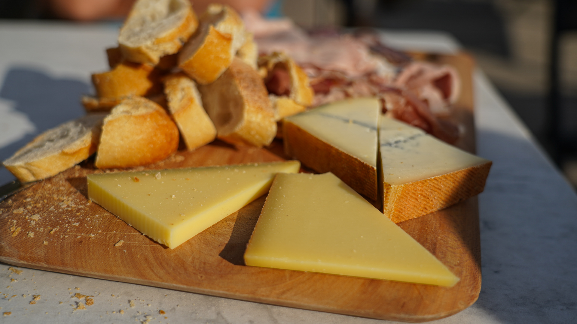 Plateau de fromages du Jura composé de Comté et Morbier
