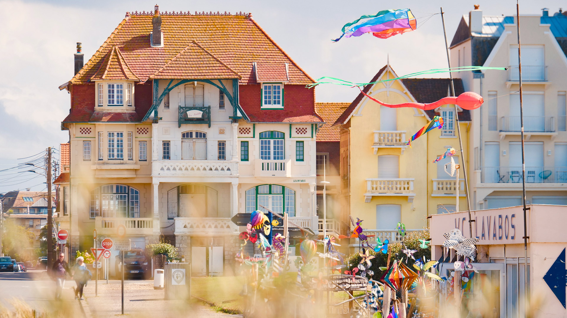 on peut voir des cerfs-volants sur le bas de l'écran, et sur la droite. Derrière, on voit des bâtiments colorés