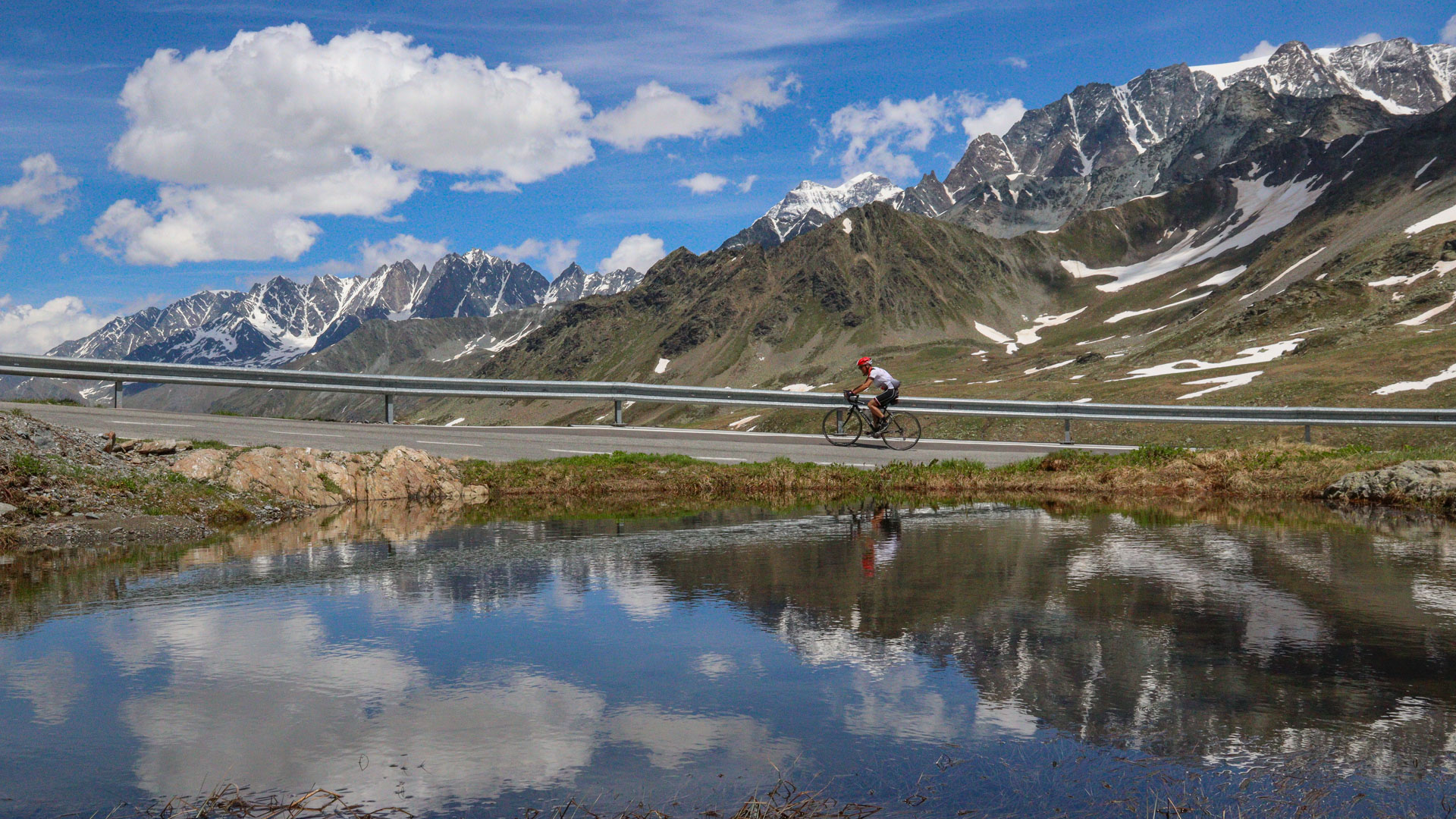 cycliste longe le lac du grand Saint-Bernard
