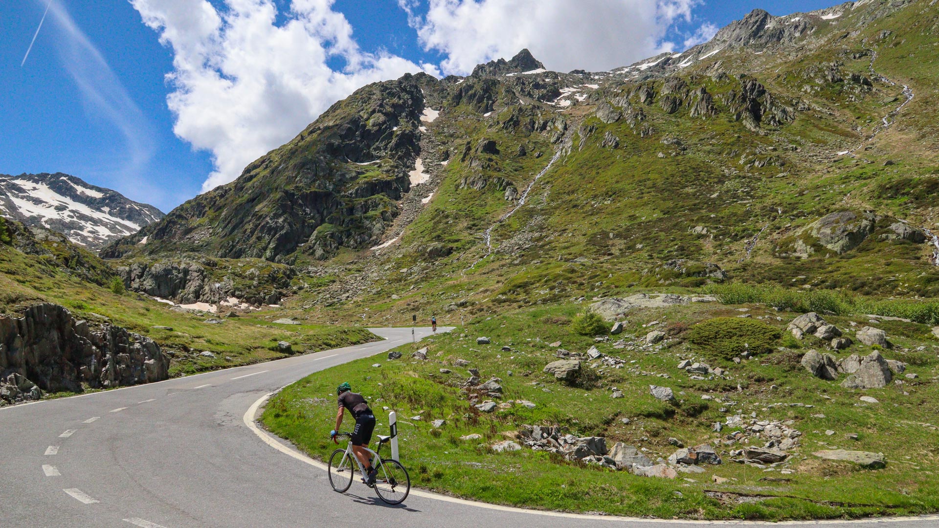 cycliste fait l'ascension du col du grand Saint-Bernard