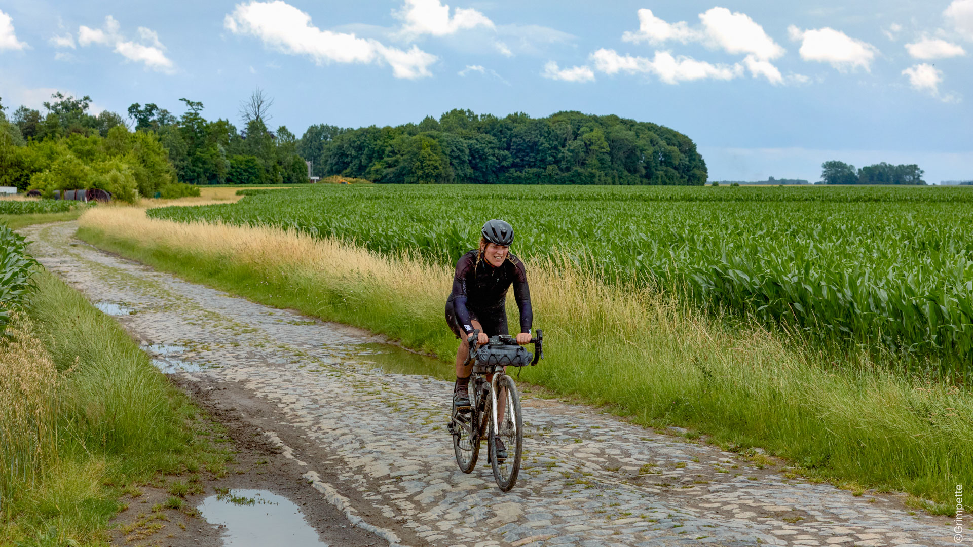 cycliste sur les pavés à proximité de la Trouée d'Arenberg