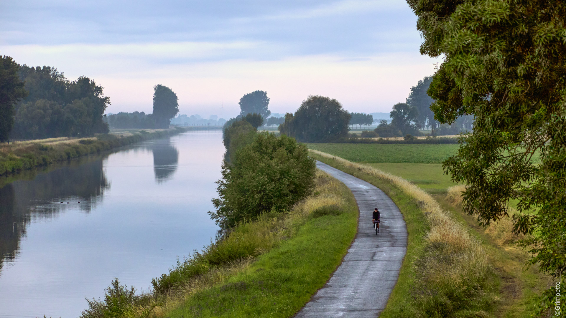 cycliste sur une petite route le long du canal à proximité de Roubaix