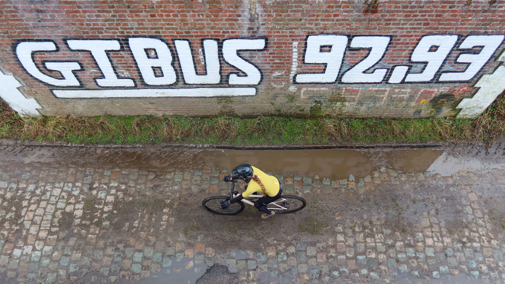 Cycliste passe entre les deux murs du pont gibus