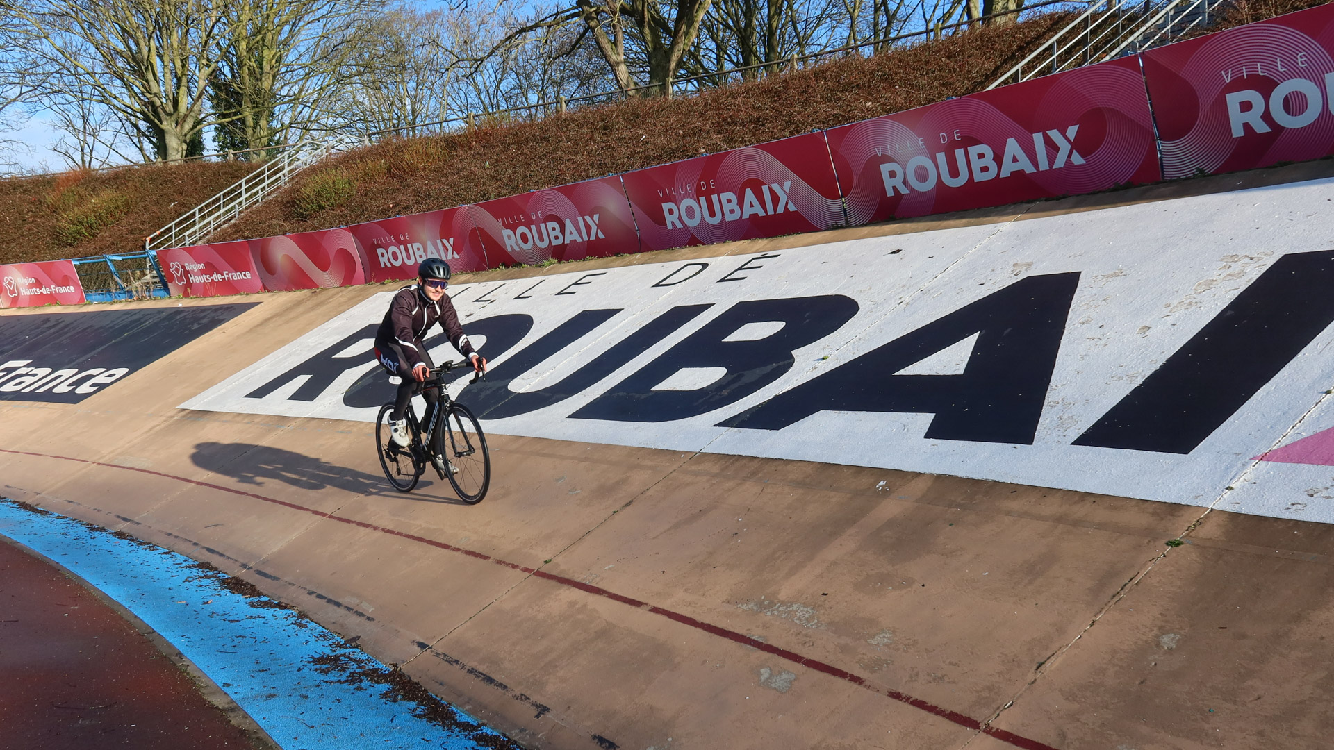 cycliste pédale dans le velodrome de Roubaix